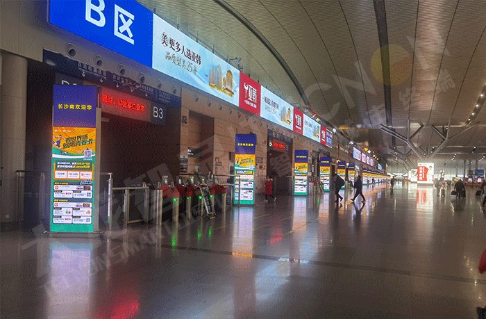 Three-sided display LED advertising machine in Changsha South High-speed Railway Station - Showcase - 1