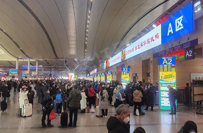 Three-sided display LED advertising machine in Changsha South High-speed Railway Station - Showcase - 2