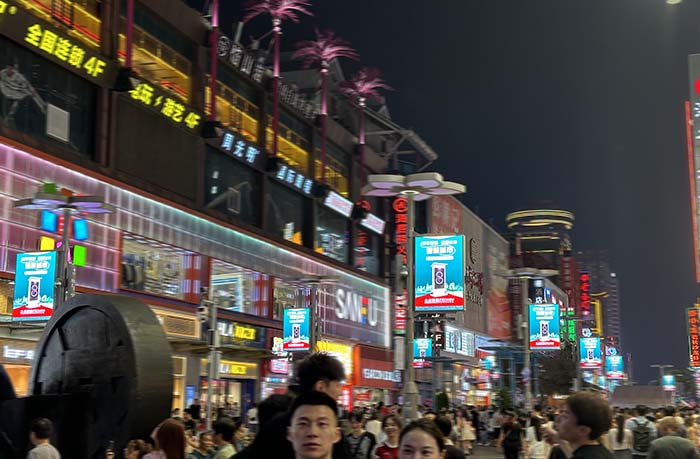 Tecnon Pole LED display screen: Transforming Changsha’s Wuyi square - Showcase - 4