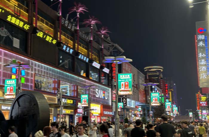 Tecnon Pole LED display screen: Transforming Changsha’s Wuyi square - Showcase - 5