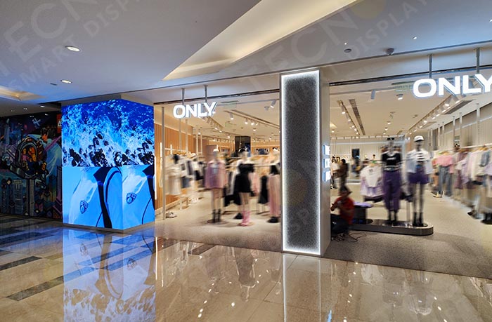 Elevating Retail Experiences: P2.5 indoor commercial LED display - Showcase - 3